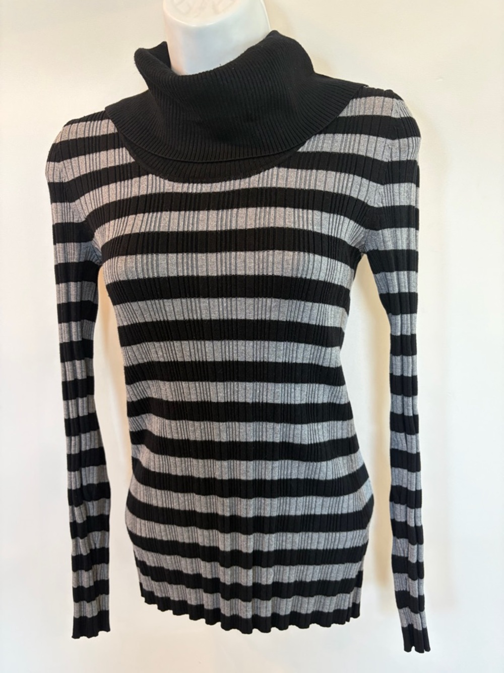 Carolyn Taylor Black Gray Horizontal Stripe Turtle Neck Sweater Small Women’s